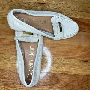 Calvin Klein Leta Leather Flats Cream Moccasin/Loafer Shoes Size 9.5 never worn